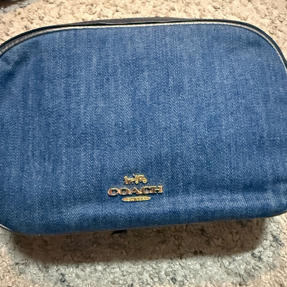 COACH ISLA CHAIN CROSSBODY (COACH F25879)
DENIM MULTI/LIGHT GOLD